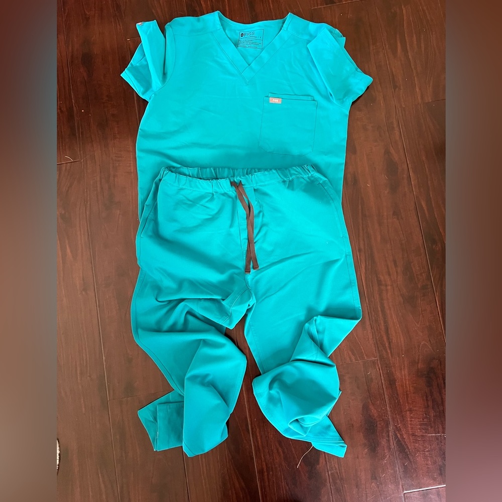 COPY - FIGS scrub set